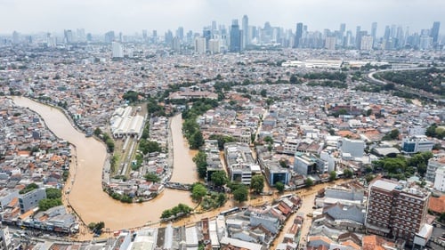 Prahara Banjir di Jabodetabek Lumpuhkan Layanan Publik