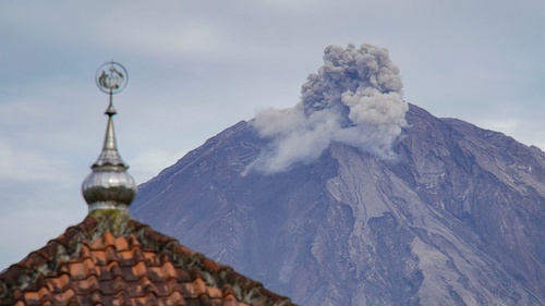 Gunung Semeru Erupsi Rabu Malam, Tinggi Letusan Capai 800 Meter