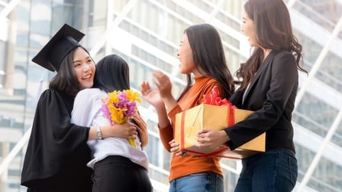 Rekomendasi Outfit Datang ke Acara Wisuda Teman untuk Perempuan