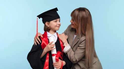 10 Ide Model Baju Ibu untuk Mendampingi Anak Wisuda