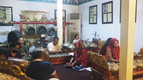 Merawat Sejarah Kemlayan lewat Sri Laras Dharmo Soeko