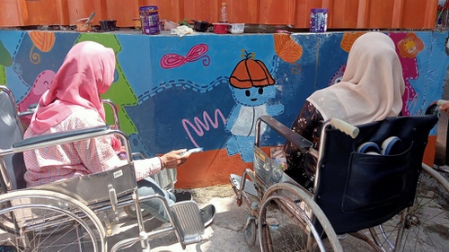 Melihat Warna-Warni Teman Disabilitas Berkarya Melalui Mural