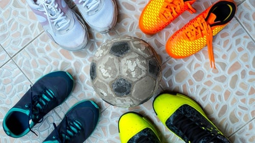 10 Rekomendasi Merk Sepatu Futsal Nyaman & Info Harganya