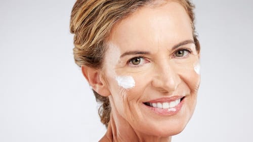 10 Rekomendasi Sunscreen untuk Usia 50 Tahun ke Atas