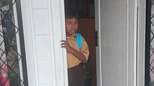 Anak Sekecil Itu Berkelahi dengan Waktu