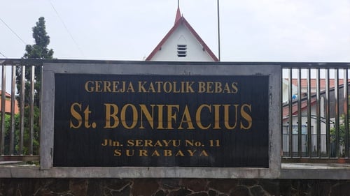 Gereja Katolik Bebas Surabaya: Ada dan Berbeda