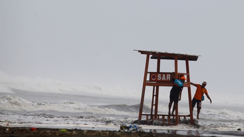 Gelombang Tinggi Hantam Pantai Selatan Yogyakarta Tirtoid