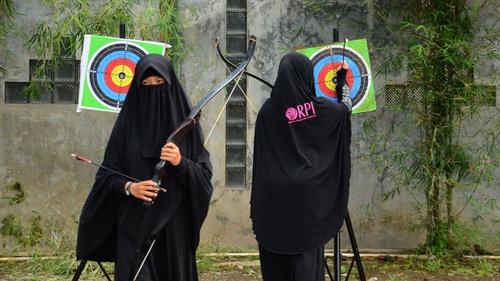 Wanita Cantik Bercadar Memanah