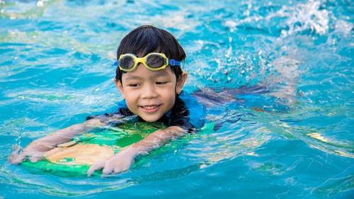 Belajar Berenang Sebelum Mati Tenggelam - Tirto.ID