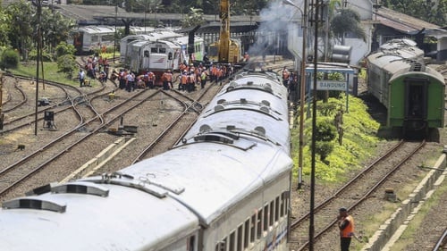 Jalur Kereta Api Cirebon Lumpuh Penumpang Diantar Naik Bus Tirto Id