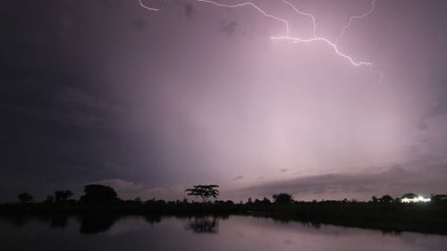 Unduh 570 Koleksi Gambar Gerak Hujan Petir Terbaik HD