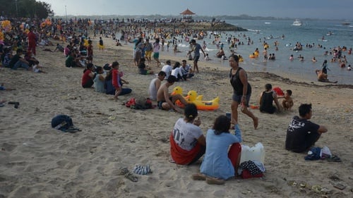  Turis Pantai  Sanur Bali