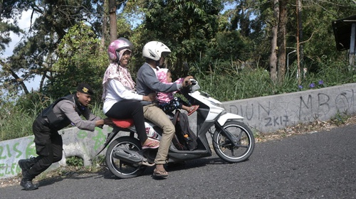 Pengaruh Gaya Terhadap Gerak Berdasarkan Hukum Newton 1 2 Dan 3 Tirto Id