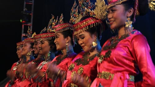 Bagaimana karakteristik tarian adat di indonesia