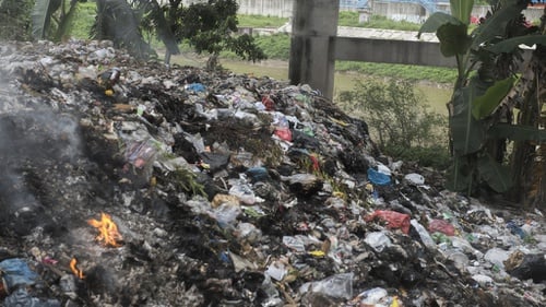 Sampah Plastik Mengaliri Bengawan Solo Sampai Mencemari Laut Jawa