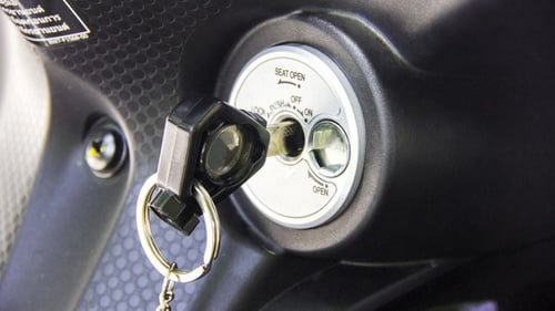 Tips Mengatasi Lubang Kunci Kontak Motor yang Seret - Tirto.ID