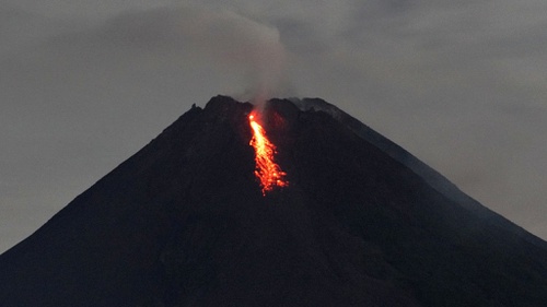 Awan panas yang keluar dari letusan gunung berapi disebut
