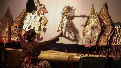 Sejarah Wayang Kulit Betawi & Perbedaan dengan Wayang Kulit Jawa