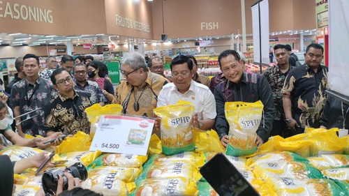 Atas Arahan Jokowi, Harga Beras Bulog Naik Jadi Rp54.500/5 Kg