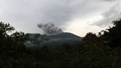 Info Gunung Marapi Sumbar Hari ini & Penyebab Gunung Meletus