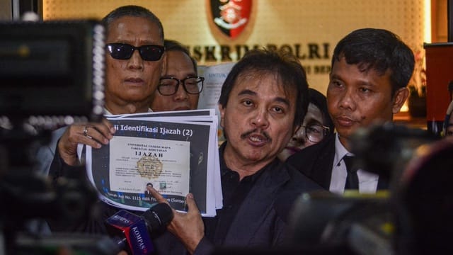 Roy Suryo dkk Serahkan Hasil Analisis Ijazah Jokowi ke Bareskrim