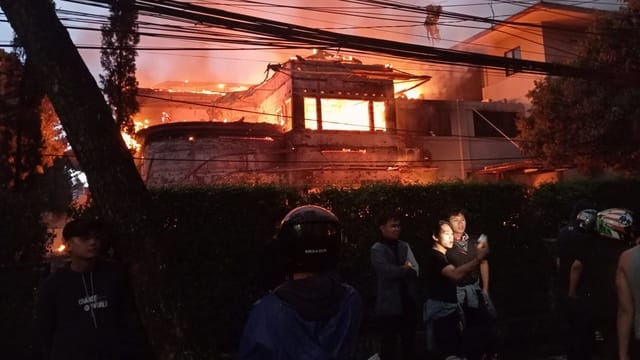 Demo DPRD Jabar Ricuh Gedung Dibakar, Massa Terus Bertambah