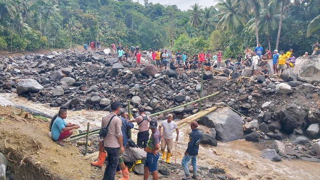 Banjir Bandang Nagekeo NTT: Bantuan Terhambat Akses Jalan Putus