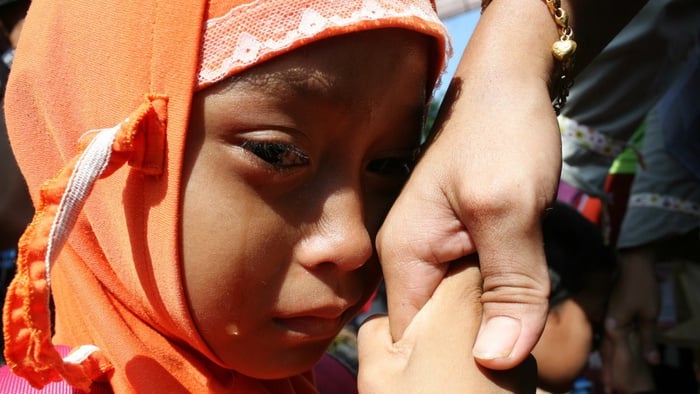 Seorang siswa Sekolah Dasar (SD) menangis saat mencium tanggan ibunya di acara sungkem massal memperingati Hari Ibu di kawasan SLG, Kediri, Jawa Timur, Sabtu (20/12). Sungkem massal memperingati Hari Ibu tersebut di ikuti ribuan siswa SD/MI se-Kabupaten Kediri. ANTARA FOTO/Rudi Mulya/mes/14