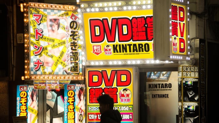 Kehidupan malam di Tokyo.  Banyak toko-toko DVD yang menjual Video Dewasa Jepang. [Foto/Shutterstock]