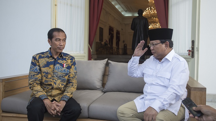 Presiden Joko Widodo dan Ketua Umum DPP Partai Gerakan Indonesia Raya Prabowo Subianto (kanan) memberikan keterangan pers seusai melakukan pertemuan di teras belakang Istana Merdeka, Jakarta, Kamis (17/11). ANTARA FOTO/Widodo S. Jusuf.