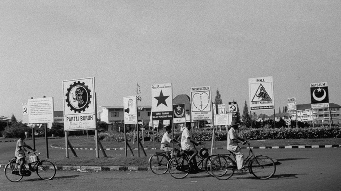 Atribut partai dalam Pemilu 1955. Howard Sochurek/LIFE.