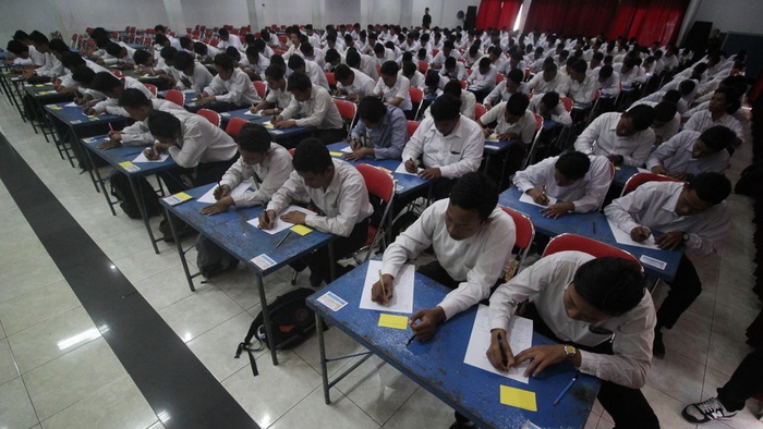 Ratusan pelajar Sekolah Menengah Kejuruan (SMK) mengikuti tes rekrutmen salah satu perusahaan otomotif di Auditorium SMK Negeri 5, Surabaya, Jawa Timur, Selasa (23/5). ANTARA FOTO/Moch Asim