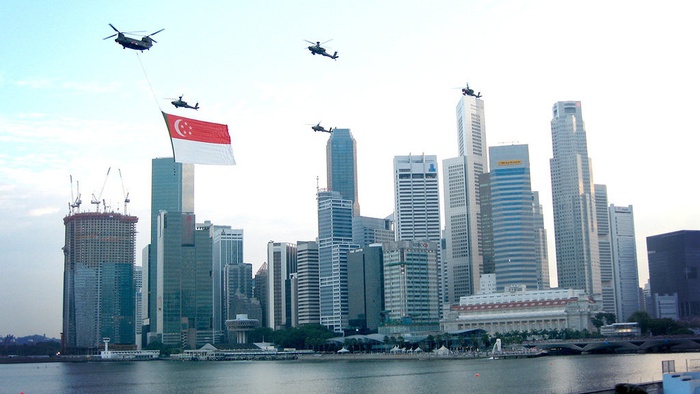 Pengibaran bendera menggunakan helikopter dilakukan saat peringatan hari kemerdekaan Singapura. Getty Images/iStock Editorial