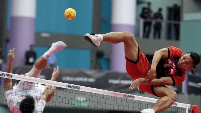 Pemain sepak takraw putra Indonesia Nofrizal mencoba memblok bola dari pemain sepak takraw putra Thailand Thawisak Thongsai dalam SEA Games XXIX Kuala Lumpur di Stadion Indoor Titiwangsa, Jumat (18/8). ANTARA FOTO/Sigid Kurniawan