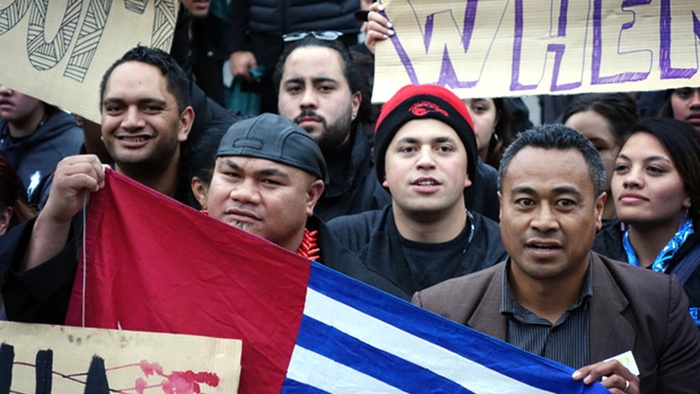 David Tua (kiri) dan and Wakil Presiden Serikat Buruh Pasifik, Jerome Mika (kanan) mengikuti demonstrasi di depan gedung parlemen Selandia Baru untuk mendukung kemerdekaan Papua. FOTO/RNZI/Johnny Blades.