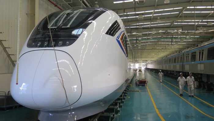 Pekerja berjalan di samping kereta cepat di pabrik kereta CRRC Guangdong, Jiangmen, Cina, Jumat (3/11/2017). ANTARA FOTO/M. Irfan Ilmie