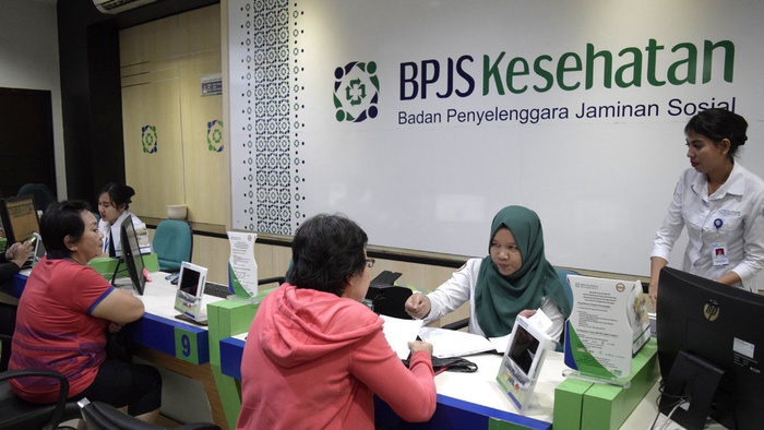 Petugas melayani pelanggan di Kantor Cabang Utama BPJS Kesehatan Jakarta Pusat, Senin (27/11/2017). tirto.id/Andrey Gromico