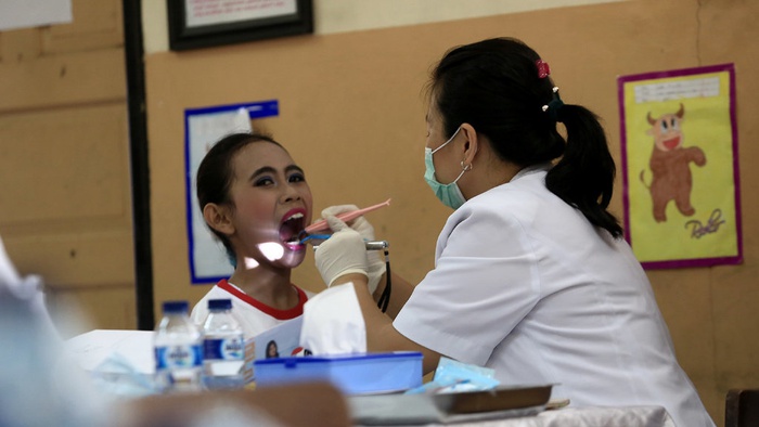 Dokter memeriksa kesehatan gigi seorang siswa secara gratis dalam rangka memperingati Hari Kesehatan Gigi dan Mulut sedunia di SDN Tebet Timur 01, Jakarta, Selasa (203/2018). tirto.id/Andrey Gromico