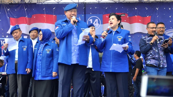 Susilo Bambang Yudhoyono didampingi Ibu Ani menyanyi di atas panggung saat berlangsung Pelantikan Ketua DPD dan Ketua DPC Partai Demokrat Se-Jateng di Stadion Gemilang Magelang, Selasa (10/4/2018). ANTARA FOTO/Anis Efizudin