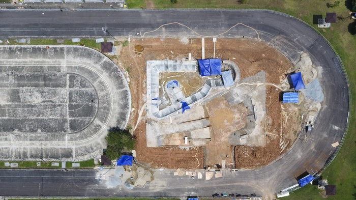 Para pekerja menggarap renovasi arena sepatu roda di Jakabaring Sport City, Kota Palembang, (24/4/2018). ANTARA FOTO/Nova Wahyudi