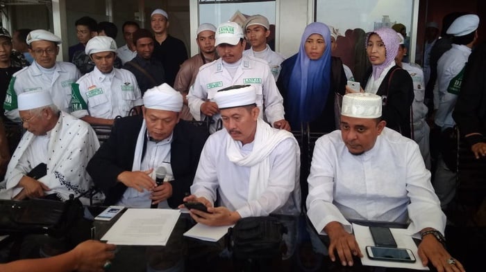 Konferensi pers Ketua Tim 11 Alumni 212 Misbahul Anam, Ketua Umum GNPF Ulama Yusuf Martak, dan Sekretaris Tim 11 serta Sekretaris Alumni 212 Al Khaththath di Tebet, Jakarta, Rabu (25/4/2018). tirto.id/Andrian Pratama Taher