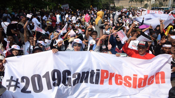 Massa pendukung tanda pagar #2019GantiPresiden menghadiri deklarasi akbar gerakan #2019GantiPresideni di kawasan Silang Monas, Jakarta, Minggu (6/5/2018). tirto.id/Andrey Gromico