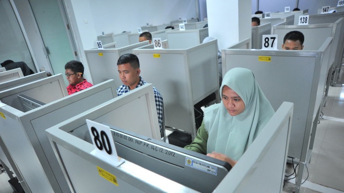 Sejumlah peserta mengikuti  Computer Based Test (CBT) Seleksi Bersama Masuk Perguruan Tinggi (SBMPTN) 2018 di Fakultas Ilmu Sosial Ilmu Politik (Fisip) Universitas Sriwijaya Palembang,Sumsel, Selasa (8/5/2018). ANTARA FOTO/Feny Selly