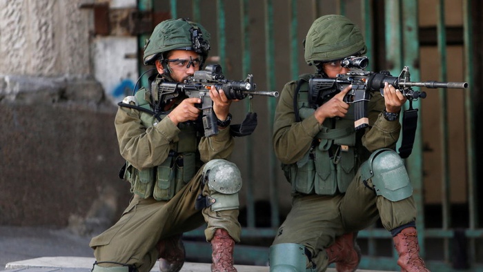 Tentara Israel mengarahkan senjata mereka saat berlangsungnya aksi protes oleh warga Palestina menjelang peringatan Nakba di Hebron, wilayah pendudukan Tepi Barat, Jumat (11/5). ANTARA FOTO/REUTERS/Mussa Qawasma