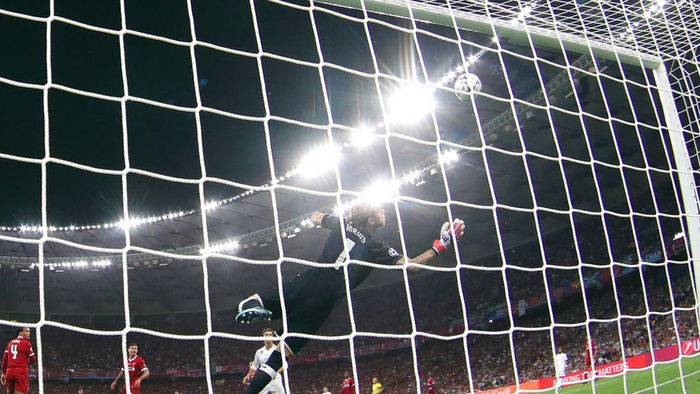 Ilustrasi. Gareth Gale mencetak gol melalui tendangan salto di babak ke dua pertandingan final Champions di Kiev, Ukraina, May 26, 2018. AP Photo/Pavel Golovkin)