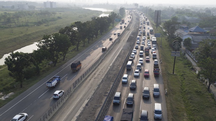 Foto aerial kepadatan kendaraan di ruas Tol Jakarta-Cikampek KM 38, Cikarang, Bekasi, Jawa Barat, Sabtu (9/6/2018). ANTARA FOTO/Hafidz Mubarak A