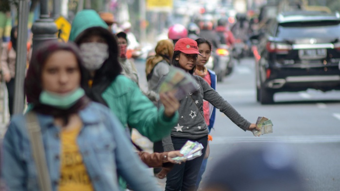 Sejumlah perempuan menawarkan penukaran uang di sepanjang Jalan Merdeka, Bandung, Jawa Barat, Senin (11/6). ANTARA FOTO/Raisan Al Farisi.