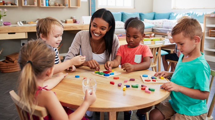 Proses kegiatan bermain dan belajar di sekolah yang menggunakan metode Montessori. Getty Images/iStockphoto