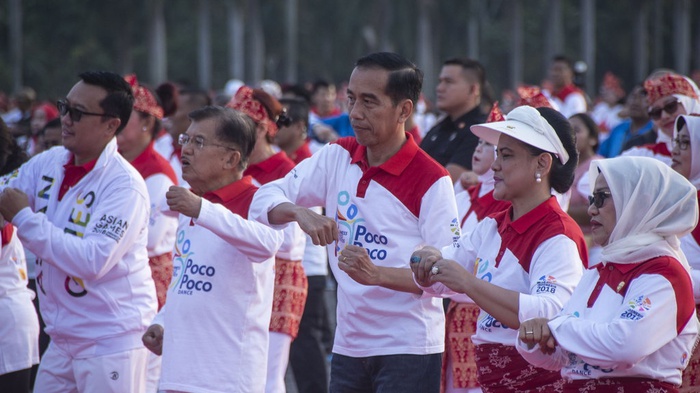 Presiden Joko Widodo bersama Ibu Negara Iriana Joko Widodo dan Wakil Presiden Jusuf Kalla (kedua kiri) beserta istri Mufidah Jusuf Kalla menari ketika mengikuti pemecahan rekor dunia atau "Guinness World Record" (GWR) Tari Poco-Poco 2018 di Monumen Nasional (Monas), Minggu (5/8/2018). ANTARA FOTO/Aprillio Akbar