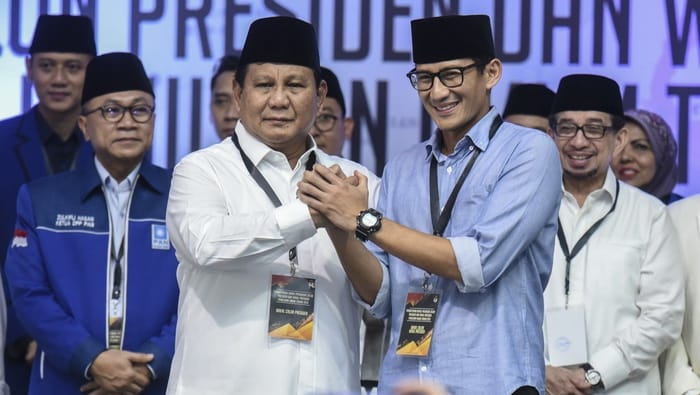 Pasangan calon Presiden dan Wakil Presiden Prabowo Subianto-Sandiaga Uno saling berpegangan tangan seusai mendaftarkan dirinya di gedung KPU, Jakarta, Jumat (10/8/2018). ANTARA FOTO/Hafidz Mubarak A.
